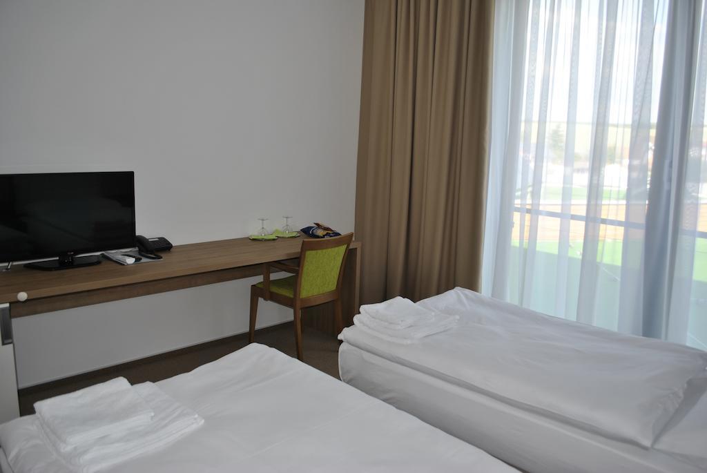 Hotel Golf Jezera Ostrožská Nová Ves Esterno foto