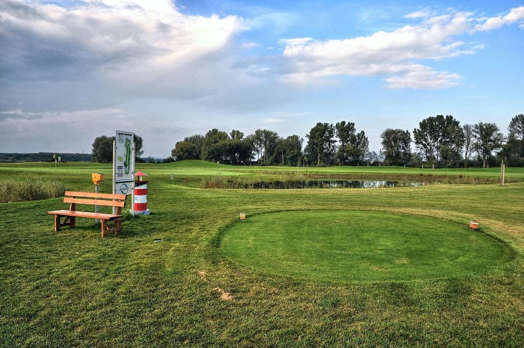 Hotel Golf Jezera Ostrožská Nová Ves Esterno foto