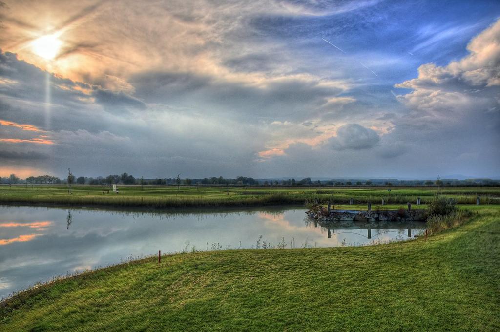 Hotel Golf Jezera Ostrožská Nová Ves Esterno foto