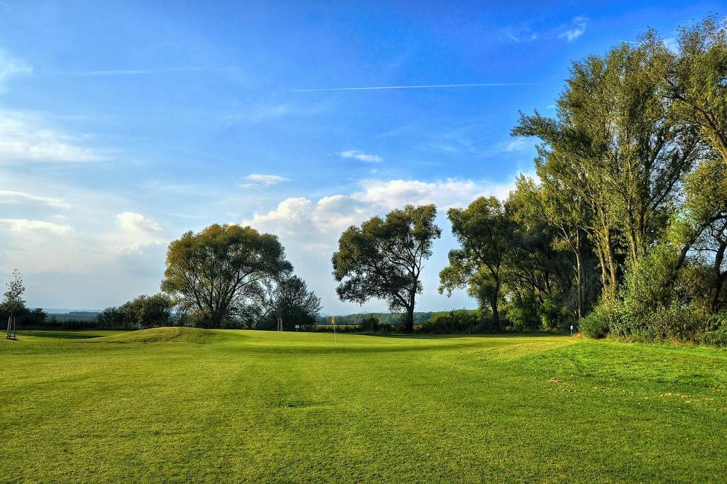 Hotel Golf Jezera Ostrožská Nová Ves Esterno foto